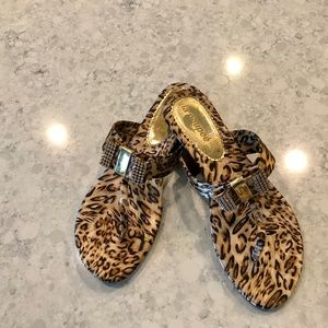Le poupee leopard thong sandal